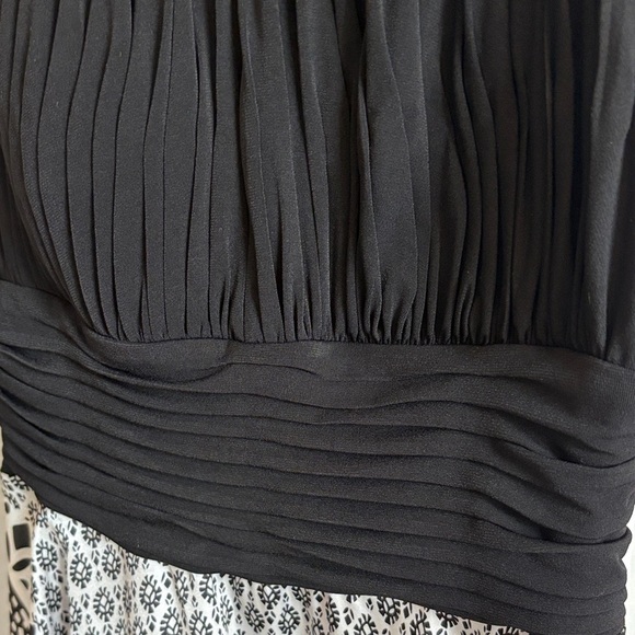 Melrose Elegant Black and White Patterned Dress - Picture 4 of 8